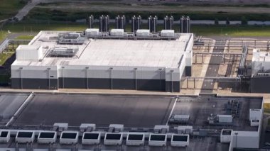 Hollanda, Eemshaven 'daki veri merkezinde soğutucu fanatikler. İnternet altyapısı. Data ve IT, bulut depolama altyapısı. Hava videosu.