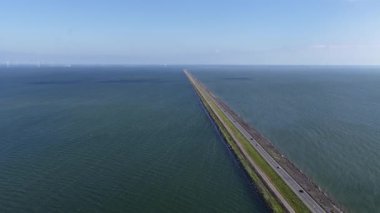 Lelystad ve Enkhuizen arasında, IJsselmeer bölgesinin ortasında 26 km uzunluğunda bir baraj. Su yönetimi, ulaşım, altyapı. Hava aracı görünümü.