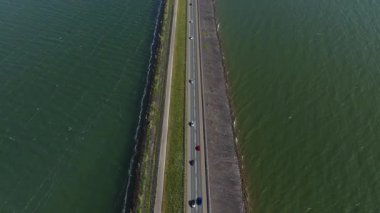 Lelystad ve Enkhuizen arasında, IJsselmeer bölgesinin ortasında 26 km uzunluğunda bir baraj. Su yönetimi, ulaşım, altyapı. Hava aracı görünümü.