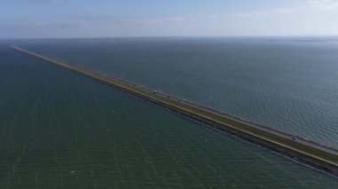 markerwaarddijk, Houtribdijk, dijk Enkhuizen Lelystad. Fırtına dalgası bariyeri. IJsselmeer ve Markermeer arasında. Hava videosu.