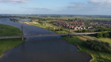 Ada köprüsü, Kampen, Overijssel, Hollanda, Ijssel nehri üzerindeki köprü, su yolu. İnfrastrucutre ve hareketlilik. Hava aracı görünümü.