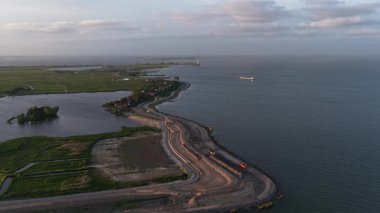 Su hattı takviyesi, sel bariyerinin yeniden inşası. Korunma. Hava görünümü.