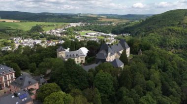 Lüksemburg 'daki Wiltz Kalesi, tarihi önem, mimari, kültürel etkinlikler, müze özellikleri. Hava görünümü.