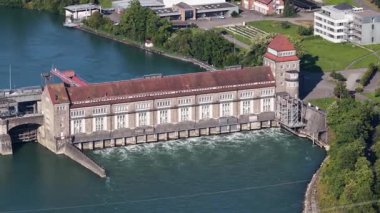 Hidroelektrik, hidroelektrik santrali, hidroelektrik ve su gücünden üretilen elektrik. Hava aracı videosu, İsviçre, Avrupa.