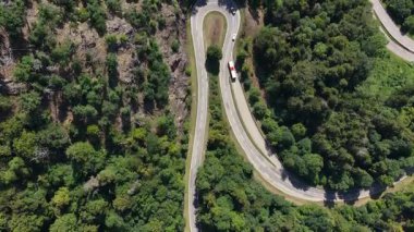 Almanya 'nın Schwarzwald Kara Ormanı' nda virajlı sürüş yolları, viraj köşeleri, hareketlilik, manzaralı sürüş ve İHA 'nın yukarıdan aşağıya videolarını vurguluyor.