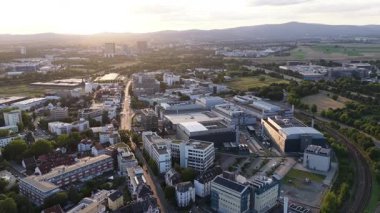 Global Data Centers Rechenzentrum Frankfurt 1, bilişim altyapısının barınması, ana taşıyıcı merkezleri, bulut ağları. Havadan dorne videosu. AI teknolojisi.