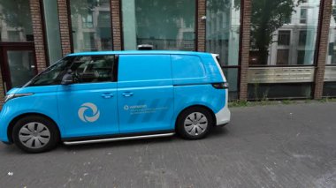 Amsterdam, Kuzey Hollanda, Hollanda, 28 Ağustos 2025 Waternet, Waterschap Amstel Gooi en Vecht, Gemeente Amsterdam. Elektrikli servis aracı. Amsterdam Sokakları.