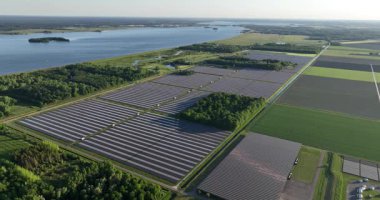 Solar Park Biddinghuizen, Dorhout Mees dinlenme alanında, Hollanda 'nın en büyük güneş parkı, yenilenebilir enerji. Gün batımında hava görüntüsü.