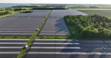 Solar Park Biddinghuizen, Dorhout Mees dinlenme alanında, Hollanda 'nın en büyük güneş parkı, yenilenebilir enerji. Gün batımında hava görüntüsü.