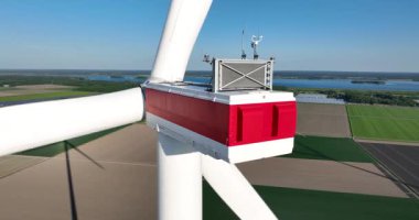 Hollanda 'daki rüzgar türbinleri açık arazide, rüzgardan gelen temiz enerji. Sürdürülebilir ve yenilenebilir elektrik üretimi. Havadan yakın görünüm.