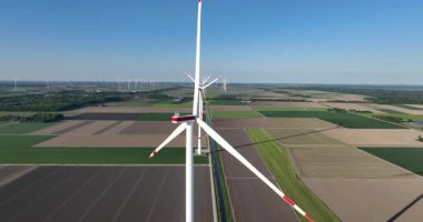 Hollanda 'daki rüzgar türbinleri açık arazide, rüzgardan gelen temiz enerji. Sürdürülebilir ve yenilenebilir elektrik üretimi. Havadan yakın görünüm.