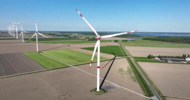 Hollanda 'daki rüzgar türbinleri açık arazide, rüzgardan gelen temiz enerji. Sürdürülebilir ve yenilenebilir elektrik üretimi. Havadan yakın görünüm.