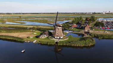 Çarklar, zemin, denizci, Hollanda 'daki rüzgar değirmeni. Hava aracı videosu.