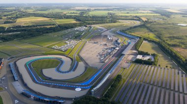 Assen, Drenthe, 16 Temmuz 2025, Hollanda. Assen 'de yarış pisti, motosiklet yarışı için motor sporları pisti. Hava Aracı Fotoğrafı.