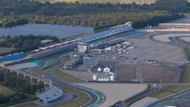 Assen, Drenthe, 16 Temmuz 2025, Hollanda. Assen 'de yarış pisti, motosiklet yarışı için motor sporları pisti. Hava Aracı Fotoğrafı.