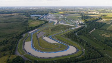 Assen, Drenthe, 16 Temmuz 2025, Hollanda. Assen 'de yarış pisti, motosiklet yarışı için motor sporları pisti. Hava Aracı Fotoğrafı.