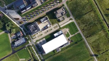 Hollanda, Groningen 'deki veri merkezi. Bulut alanı, ticari veri hesaplama merkezi. Havadan yukarıdan aşağıya video.