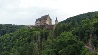 Vianden Kalesi, güzel asil evler, tepedeki kale. Hava aracı videosu.