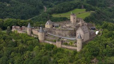 Bourscheid Kalesi, Lüksemburg, ortaçağ harabelerinin insansız hava aracı videosu. Manzaralı dağ manzarası.