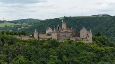 Bourscheid Kalesi, Lüksemburg, ortaçağ harabelerinin insansız hava aracı videosu. Manzaralı dağ manzarası.