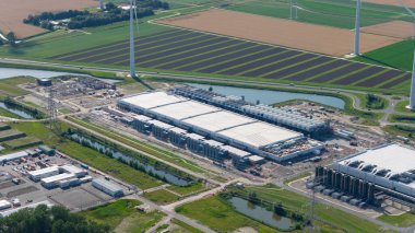 Hollanda, Eemshaven 'daki büyük ölçekli veri merkezi. Bulut, sunucu alanı, büyük veriler, yapay zeka altyapısı. Hava görünümü.
