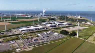 Yeni veri merkezi, Eemshaven, Groningen, Hollanda 'daki bilgisayar merkezi. Hiperölçekleyici. Hava videosu