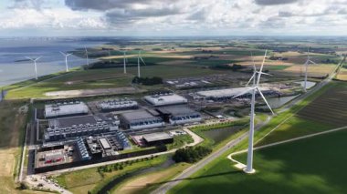 Yeni veri merkezi, Eemshaven, Groningen, Hollanda 'daki bilgisayar merkezi. Hiperölçekleyici. Hava videosu