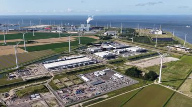 Yeni veri merkezi, Eemshaven, Groningen, Hollanda 'daki bilgisayar merkezi. Hiperölçekleyici. Hava videosu