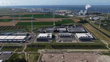 Eemshaven, Groningen, Hollanda 'daki büyük ölçekli veri merkezi. Hava videosu.