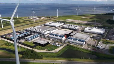 Veri merkezi, yapay zeka altyapısı, yapay zeka altyapısı, bulut hesaplama, sunucu alanı. İnternet hizmetleri. Hava aracı videosu.