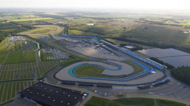 Assen, Drenthe, 16 Temmuz 2025, Hollanda. Assen 'de yarış pisti, motosiklet yarışı için motor sporları pisti. Hava Aracı Fotoğrafı.