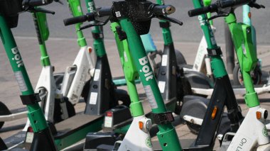 Frankfurt am Main, Hessen, Almanya, 6 Ağustos 2025: elektrikli scooter paylaşımı, Bolt, şehir ulaşımı. Hareketlilik endüstrisi.