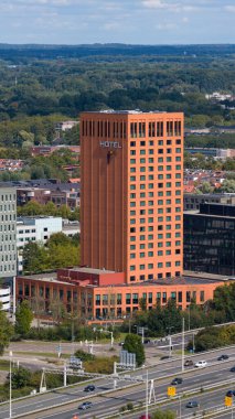 Nieuwegein, Utrecht Eyaleti, Hollanda, 26 Ağustos 2025, Van der Valk Oteli, Hollanda konukseverlik şirketi. Otoyol boyunca bir otel. Hava videosu.