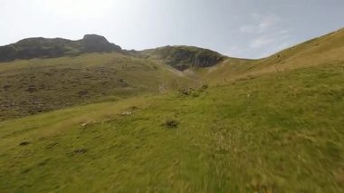 İsviçre dağları, açık havada uçmak, çim arazileri, insansız hava aracı videoları. İsviçre 'nin Doğası.