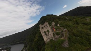 Kale, Almanya 'daki Moselle Nehri boyunca Grevenburg' u harap ediyor. Hava fpv insansız hava aracı videosu.