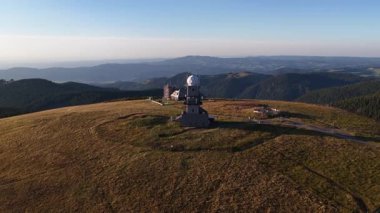 Feldberg 'deki hava istasyonu, Alman kara ormanında, Schwarzwald. Wetterradaranlage, Friedrich Luise Turm. Hava aracı videosu.