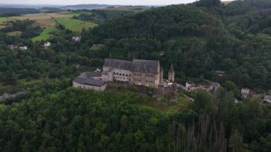 Vianden Kalesi, güzel asil evler, tepedeki kale. Hava aracı videosu.