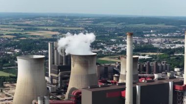 Kraftwerk Niederausem, enerji santrali, enerji üretimi. Fosil yakıtlar ve elektrik üretimi. Hava görüntüsü. Almanya