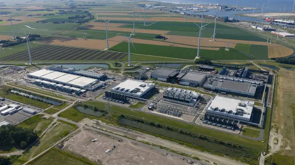 Eemshaven, Groningen, Hollanda 'daki veri merkezinin genişletilmesi. Büyük teknoloji, büyük veri, yapay zeka altyapısı. Hava görünümleri.