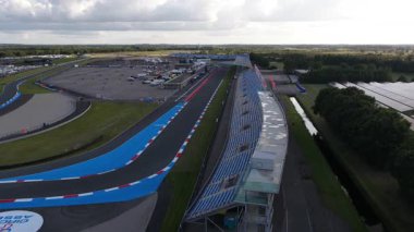 Assen, Drenthe, 16 Temmuz 2025, Hollanda. TT Circuit Assen, motosiklet yarışı için motor sporları pisti, hava manzarası