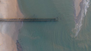Zeeland, Hollanda sahillerindeki dalgalar, günbatımı manzarası, eğlence amaçlı tatil kıyı şeridi, sahil beldesi, hava manzarası.