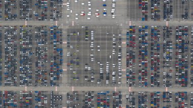 Birçok sıra araba, otomotiv üretim tesisinde araçlar. Kuzey İtalya. Havadan yukarıdan aşağıya görünüm.