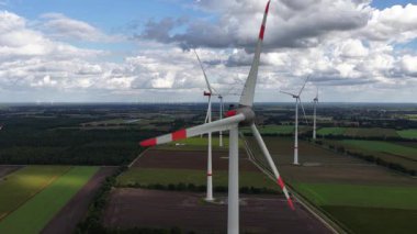 Rüzgardan yenilenebilir enerji, temiz enerji, açık alanlarda rüzgar türbinleri, yeşil elektrik, hava manzarası.