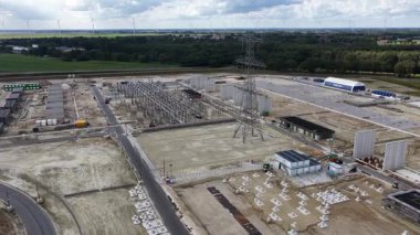 Musselkanaal, Hollanda, Groningen ili, 14 Eylül 2025: Omexom, TenneT için yeni standart tasarıma göre ilk 380 kV yüksek voltaj alt istasyonunu inşa etmektedir. İnşaatın havadan görüntüsü