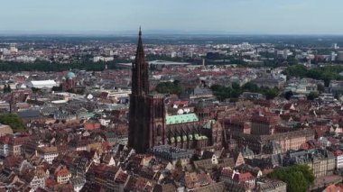 Strasbourg Katedrali, Strassburger Munster, Fransa, şehir merkezindeki tarihi bina. Gökyüzü ufuk çizgisi görünümü.