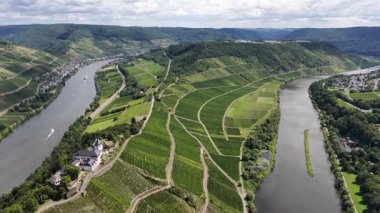 Marienburg, ortaçağ kökenli eski kilise, 1957 'de bir vadi ve üzüm bağı ile kısmen yeniden inşa edilmiş. Moselle nehri ve nehir yazın Moselle vadilerinde yol alır. Hava görünümü.
