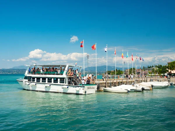 Sirmione Italië Juli 2022 Mensen Veerboot Pier Vervoer Van Toeristen — Stockfoto