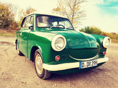 Kap Arkona Deniz feneri otoparkı, Almanya. 28 Ekim 2022, Yeşil Trabant Sedan. Tarihi deniz fenerinin önüne park edilmiş.
