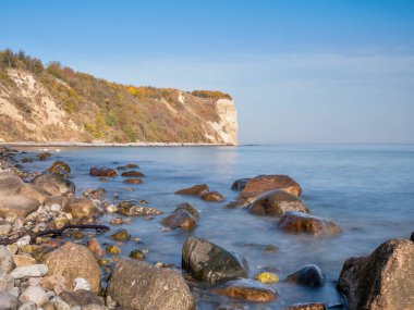 Beyaz Cape Arkona uçurumu. Cape Arkona, Almanya 'nın Jasmund Ulusal Parkı' nın birkaç kilometre kuzeyindeki Wittow yarımadasının tepesidir.