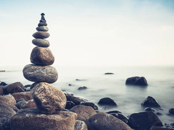 堆放的石头和日落 位于吕根岛波罗的海海岸的Zen金字塔中堆放着石子 — 图库照片